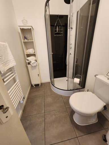 Bathroom 5, Auberge des Pensees, Gironde