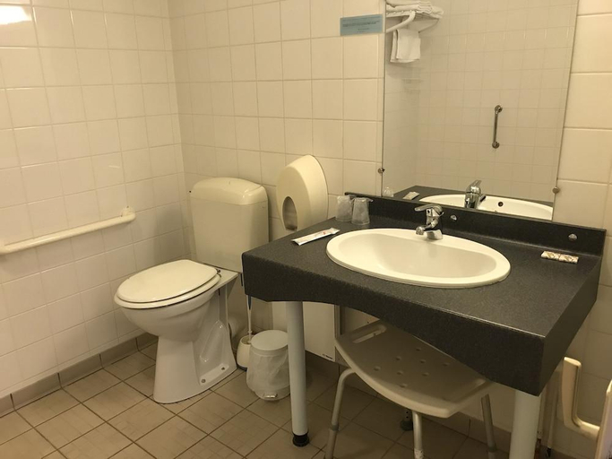 Bathroom 5, Logis hotel Saint-Joseph, Cher