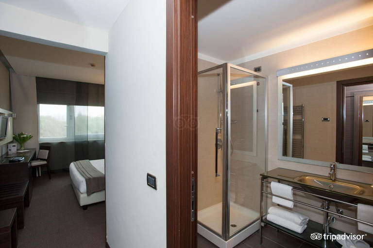 Bathroom 5, Hotel Selene, Roma