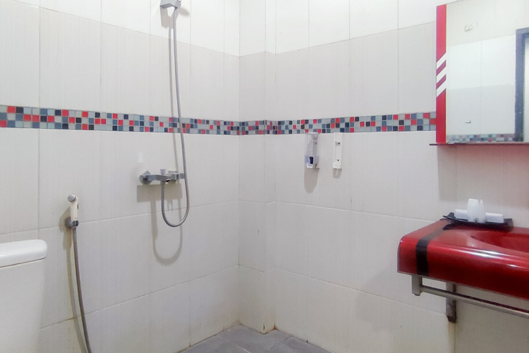 Bathroom 5, RedDoorz Syariah @ Edotel Bundo Kanduang Padang, Padang