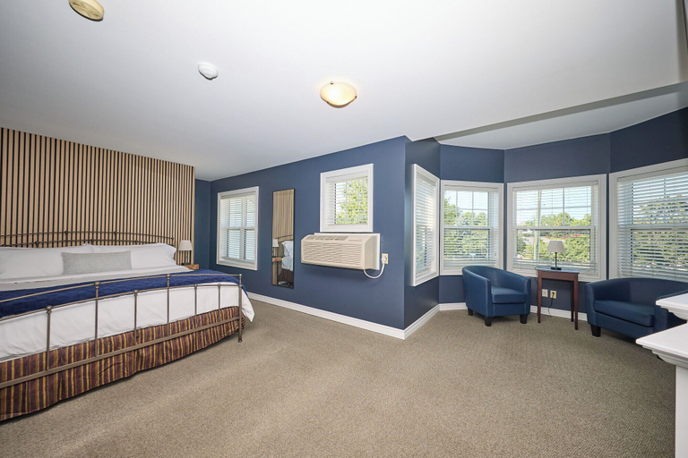 Room 5, Nine Vines Hotel, Niagara