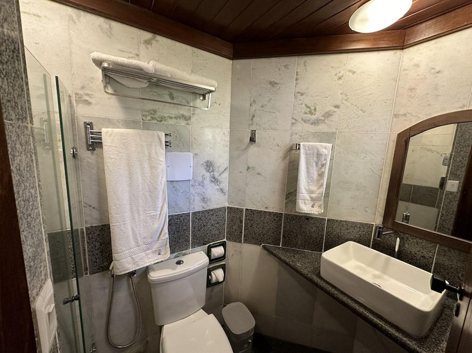 Bathroom 4, Hotel Catharina Paraguacu, Salvador