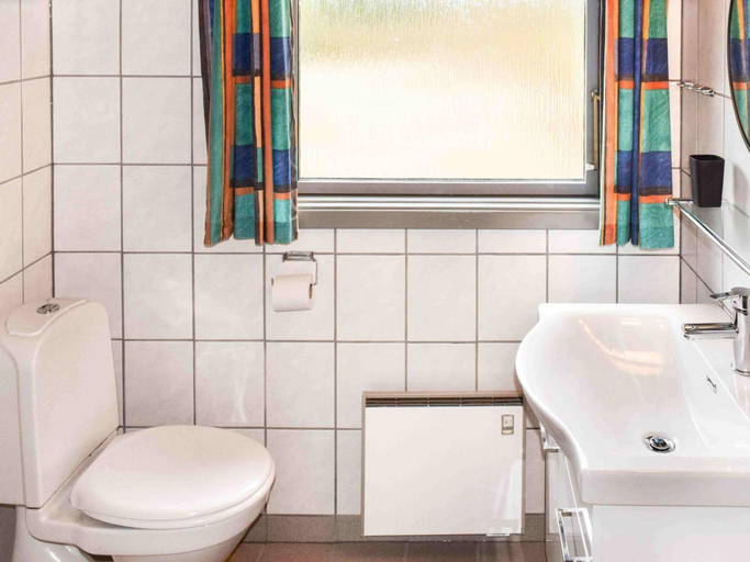 Bathroom, Scenic Holiday Home in Søndervig near Sea, Ringkøbing-Skjern