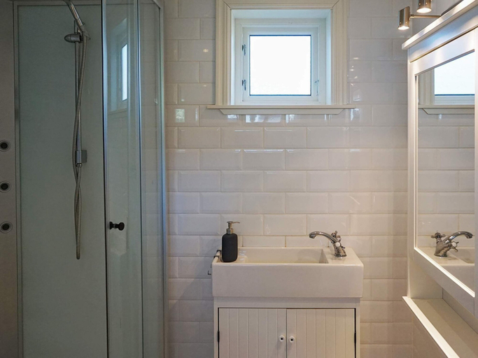 Bathroom 3, 4 Star Holiday Home in Okero, Öckerö