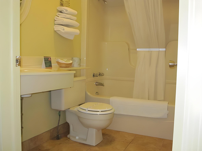 Bathroom 3, Shallow Bay Motel & Cabins Conference Centre, Division No. 9