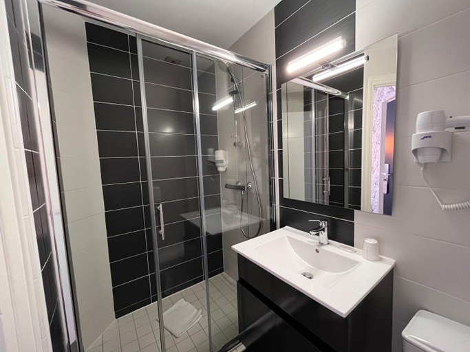 Bathroom 4, Hotel Le Keroman, Morbihan