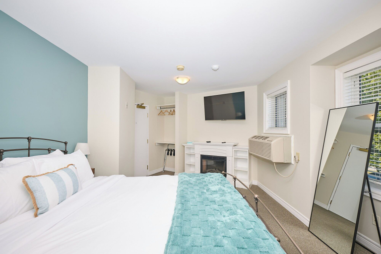 Room 2, Nine Vines Hotel, Niagara