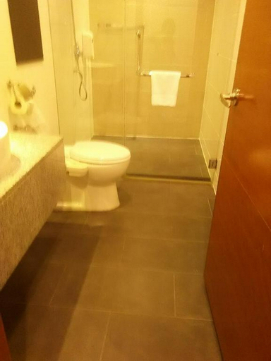 Bathroom 4, Gloria Swiss Hotel & Apartment Sandakan, Sandakan