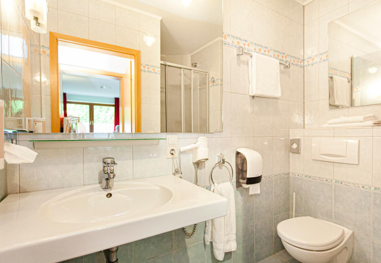 Bathroom 3, Landgasthof Tonnes, Oberbergischer Kreis