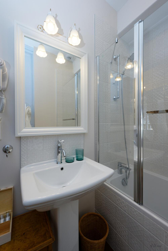 Bathroom 5, Guest House Saint Yves, Côtes-d'Armor