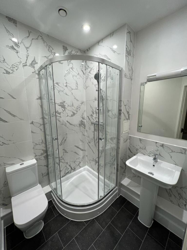 Bathroom 4, HOF - 100 Kings Road Apartments, Reading