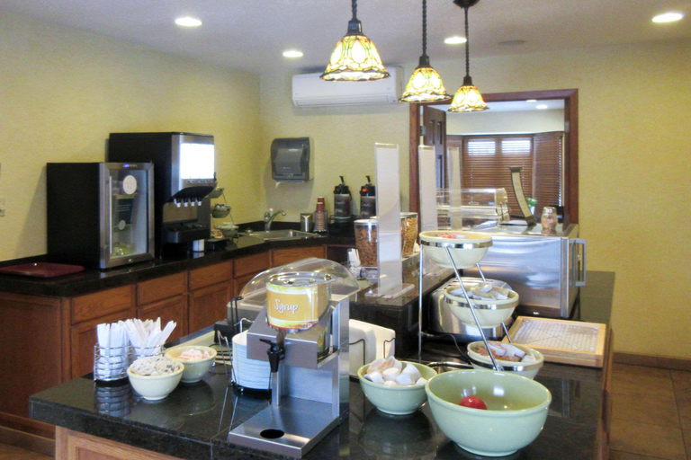 Food & Drinks, Quality Inn & Suites Detroit Lakes, Becker