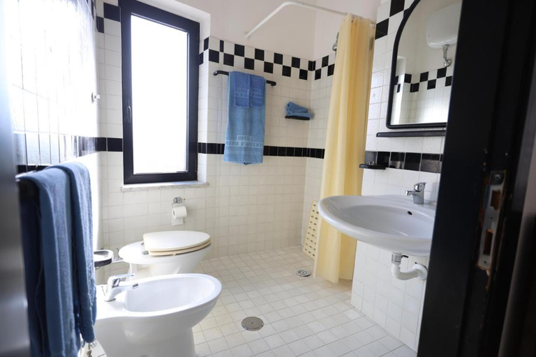 Bathroom 4, Hotel Barracuda, Napoli