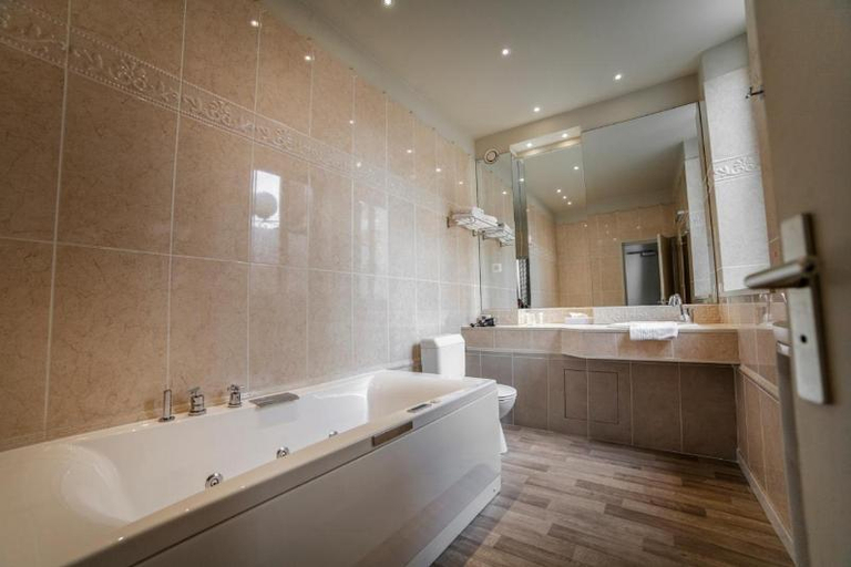Bathroom 4, Logis Hotel & Restaurant - Les Hauts de Montreuil, Pas-de-Calais