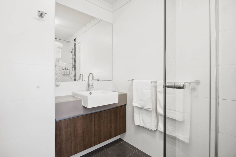 Bathroom 5, Quality Hotel Bayswater, Perth