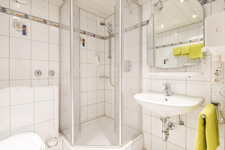 Bathroom 3, Hotel Landgasthof Zum Schildhauer, Rosenheim