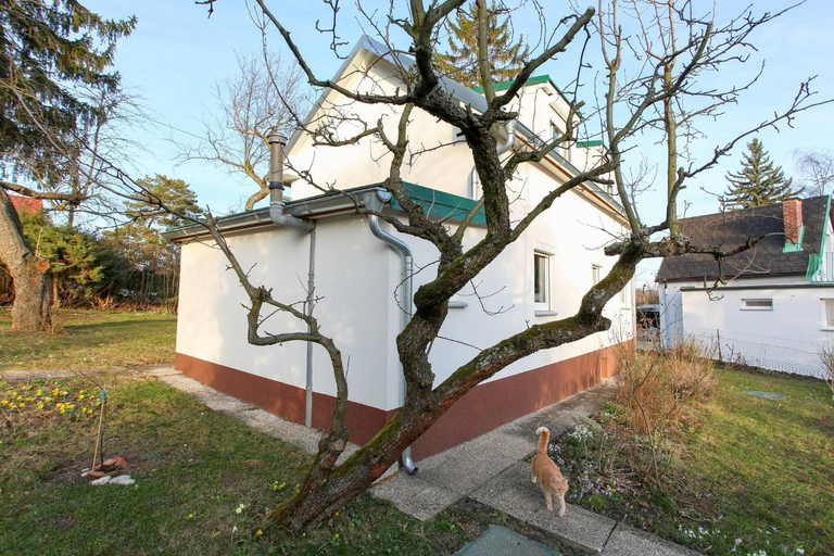 View 3, Charming Vienna Retreat with Garden Metro Access, Wien