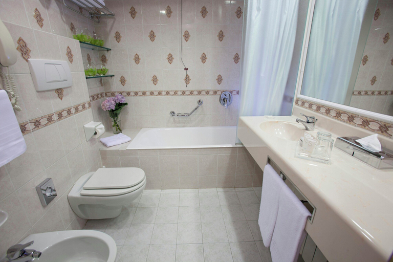 Bathroom 4, Starhotels Vespucci, Florence