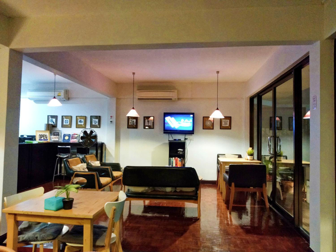 Food & Drinks 4, House 23 Guesthouse, Wattana