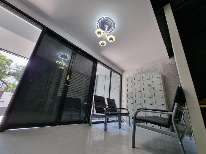 Public Area 2, MET A Space Pod Phrom Phong, Wattana