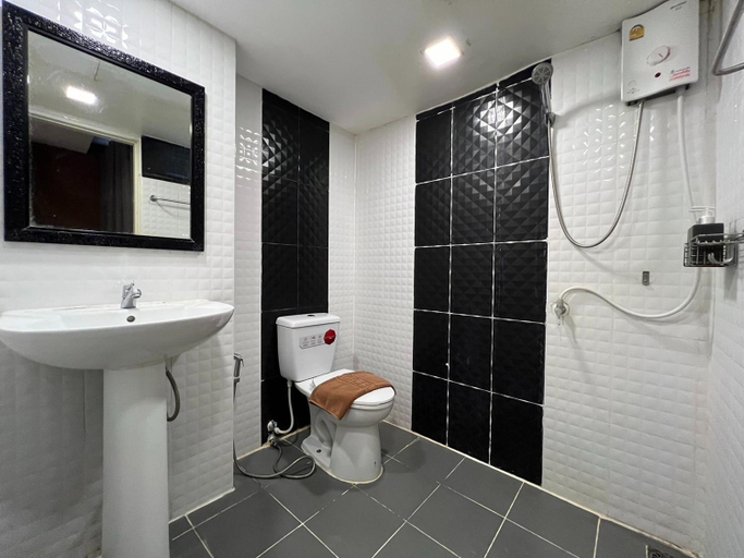 Bathroom 1, Bansuay Phranangklao Apartment&Hotel, Muang Nonthaburi