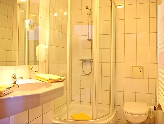 Bathroom 3, Hotel am Schloss - Frankfurt an der Oder, Frankfurt (Oder)