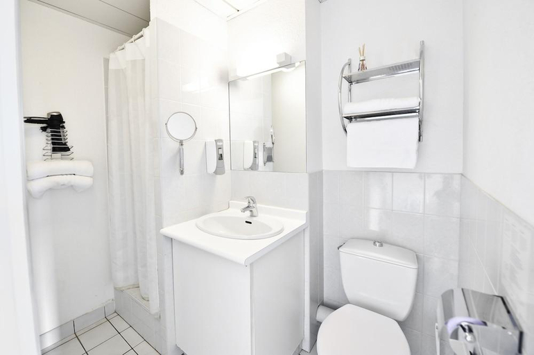 Bathroom 4, Amadour Hotel, Lot