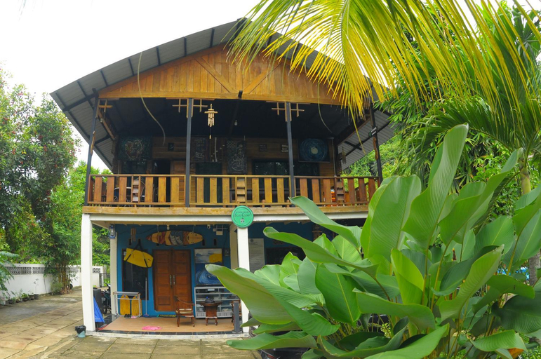 Exterior & Views 1, Air Manis Secret Surfcamp, Padang