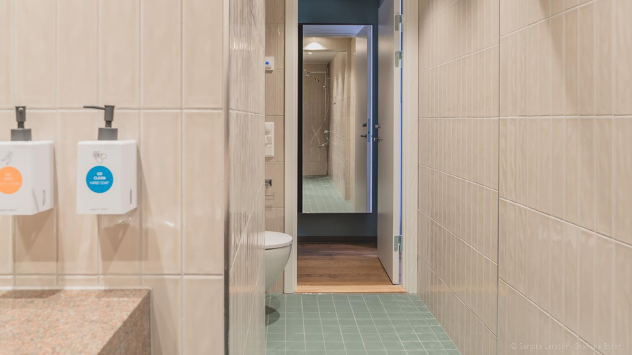Bathroom 5, Quality Hotel The Weaver, Mölndal