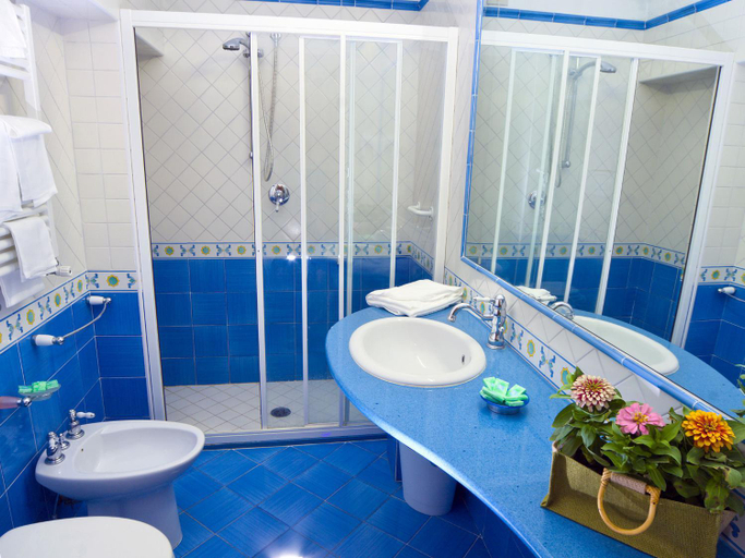 Bathroom 5, Hotel Ambasciatori, Napoli