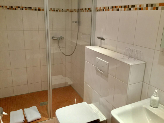 Bathroom 3, Hotel Hubertus Hamacher, Viersen