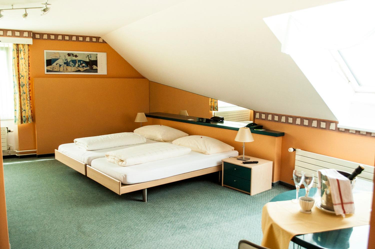 Bedroom 2, Landgasthof Lowen, Bischofszell
