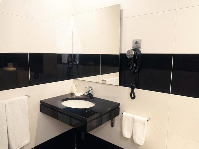 Bathroom 3, Hotel Sao Francisco, Leiria