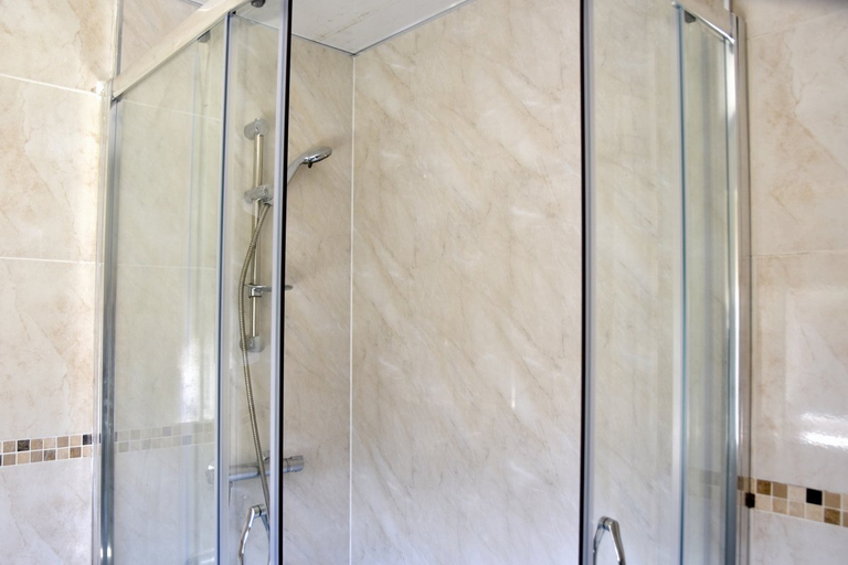 Bathroom 4, Lindrick Villa 3 BD Bunglow - free parking, Leicester