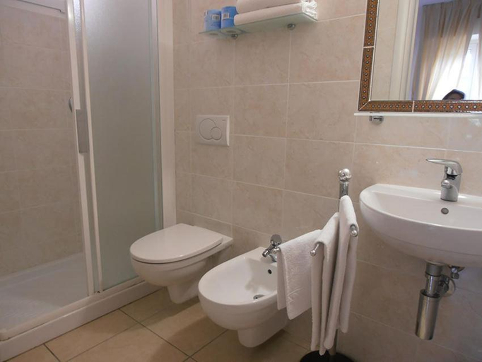 Bathroom 2, Hotel Toscana, Pesaro E Urbino
