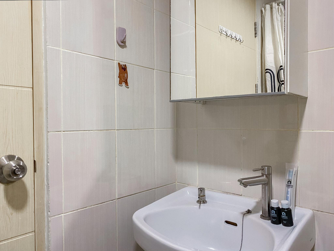 Bathroom 3, Best Deal & Homey Studio Apt Amethyst By Travelio, Central Jakarta