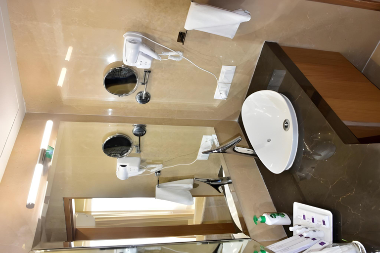 Bathroom, Empires Hotel, Puri
