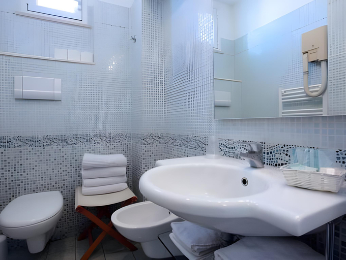 Bathroom 3, Family Hotel Antibes -50m dal mare -, Rimini