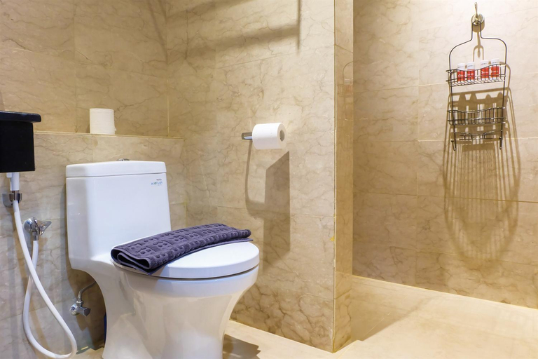 Bathroom 5, Comfy 2BR L'Avenue Apartment By Travelio, South Jakarta