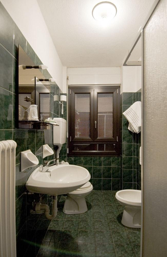 Bathroom 3, Hotel Europa, Sondrio