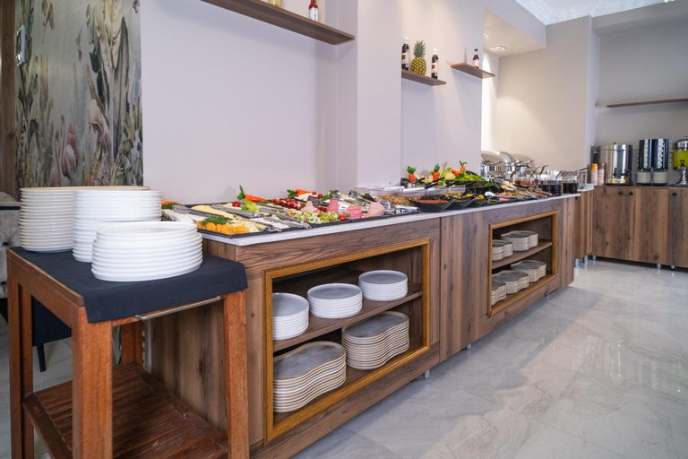 Food & Drinks 5, Grand Clover Hotel, Merkez