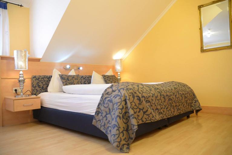 Bedroom 2, Hotel Grabinger, Schwandorf