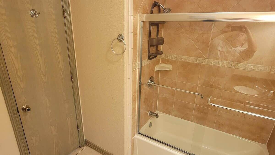 Bathroom 4, Campeche Triplex Unit B, Cameron