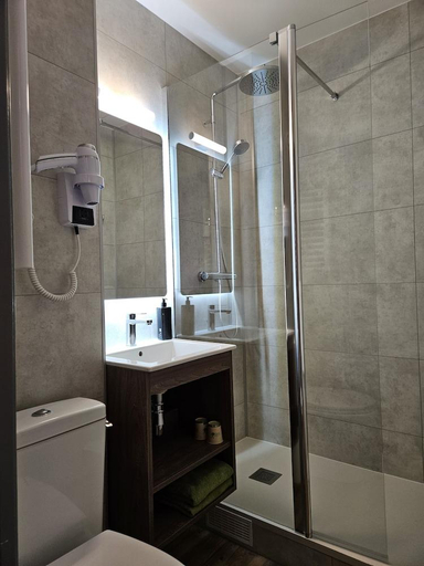 Bathroom 3, Hotel Bonanite, Aisne