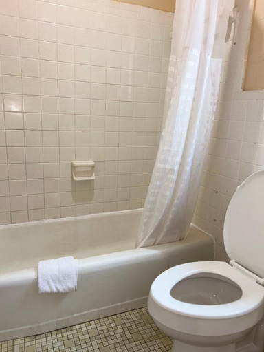 Bathroom 4, deavers motel, Clarke