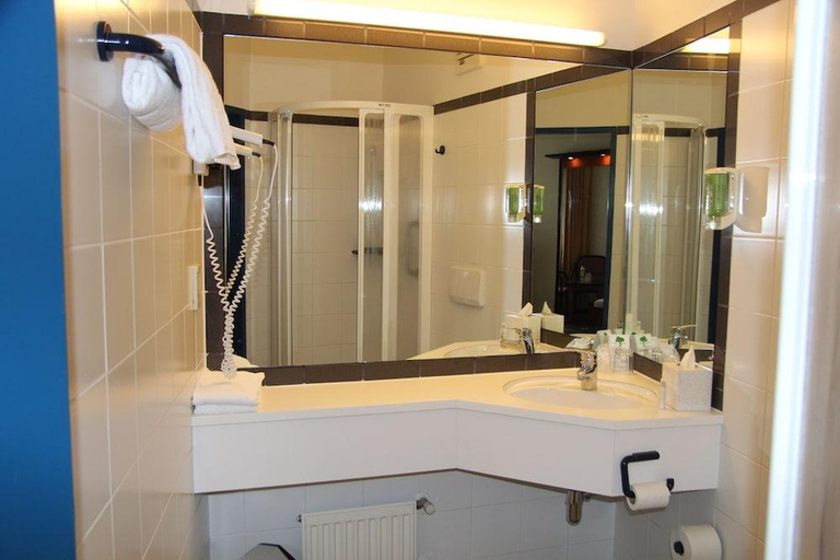 Bathroom 3, Hotel Restaurant Holdrichsmuhle, Mödling