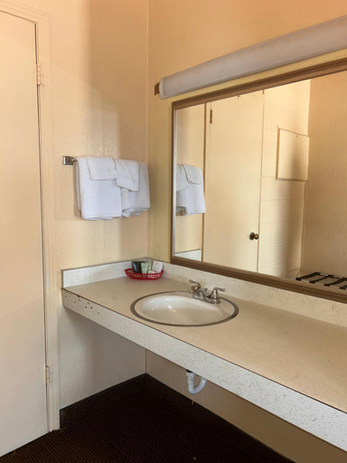 Bathroom 5, Deavers motel, Clarke
