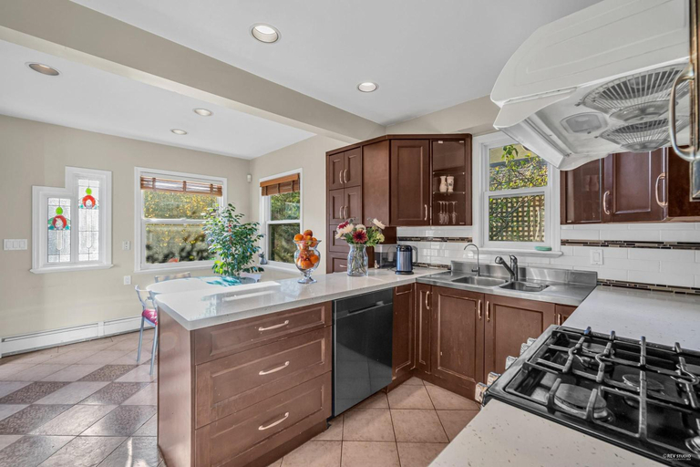 Others 4, Cozy Dunbar 5 Beds Home with Views, Greater Vancouver