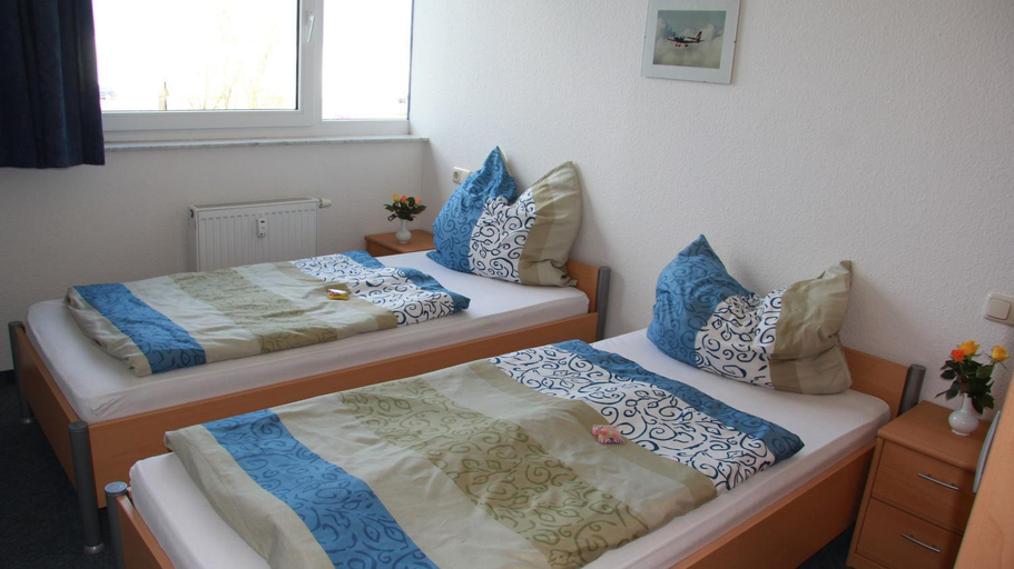 Bedroom 3, Pension Take Off, Gera