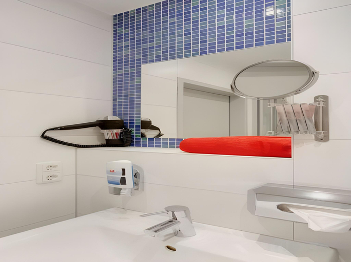 Bathroom 4, MEININGER Hotel Munchen Zentrum, München